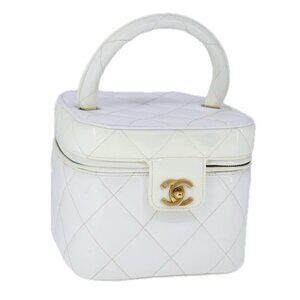 CHANEL Matelasse Vanity Cosmetic Pouch Patent leather White Gold CC Auth PP147